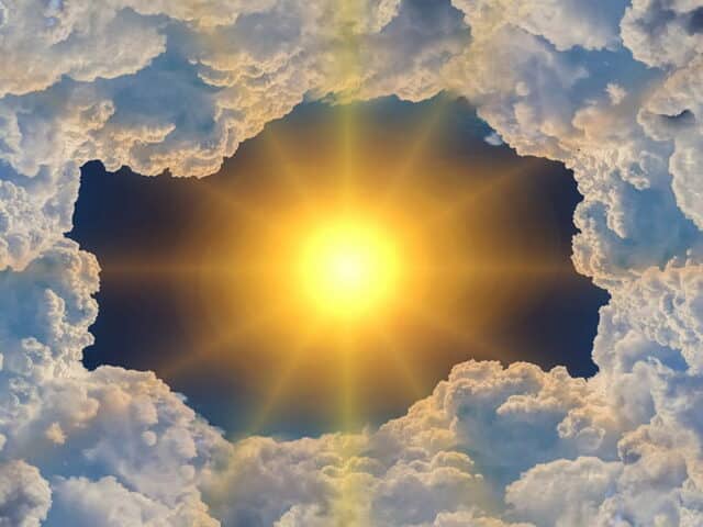 Soleil brillant entouré de nuages épais