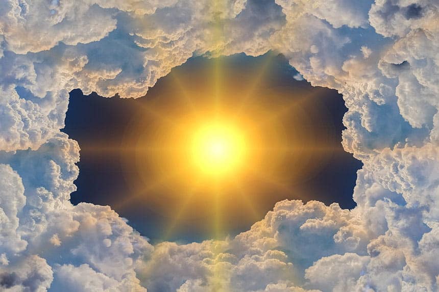 Soleil brillant entouré de nuages épais